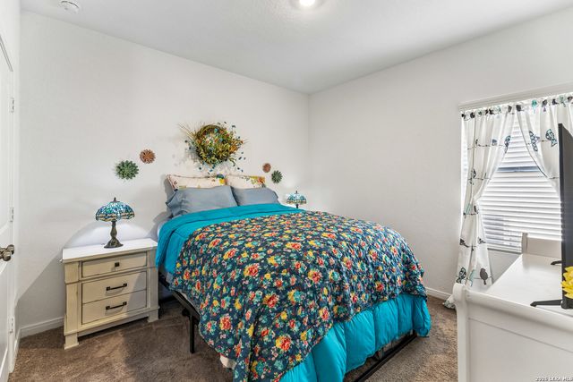 5801 MUSQUIZ RDG, Seguin, TX 78155