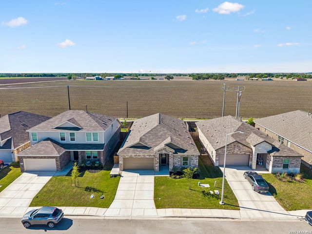5801 MUSQUIZ RDG, Seguin, TX 78155