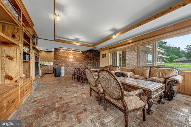 895 FISHERS RD, Toms Brook, VA 22660