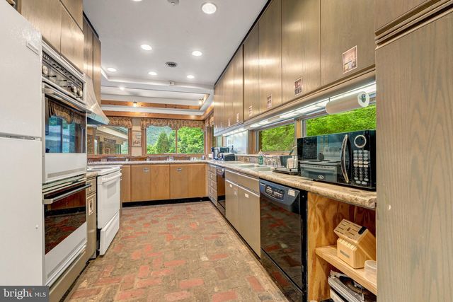 895 FISHERS RD, Toms Brook, VA 22660