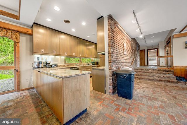 895 FISHERS RD, Toms Brook, VA 22660