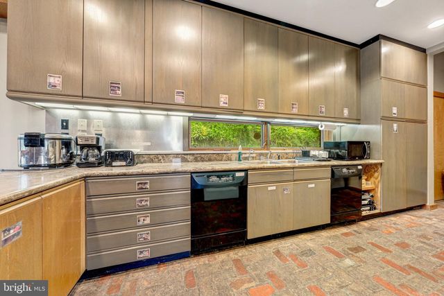 895 FISHERS RD, Toms Brook, VA 22660