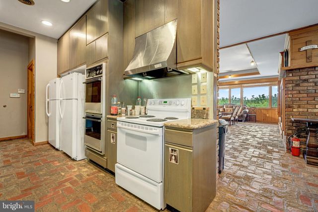 895 FISHERS RD, Toms Brook, VA 22660