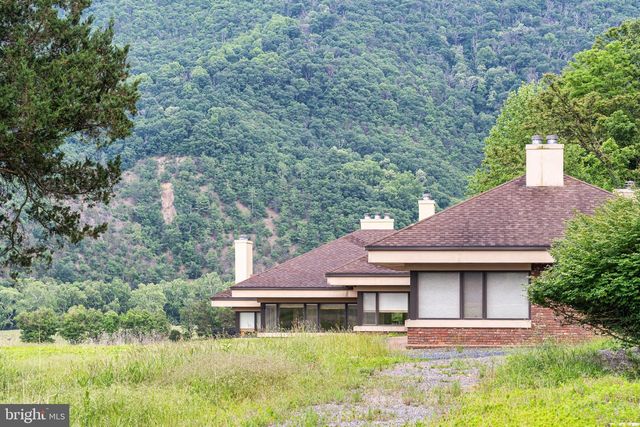 895 FISHERS RD, Toms Brook, VA 22660