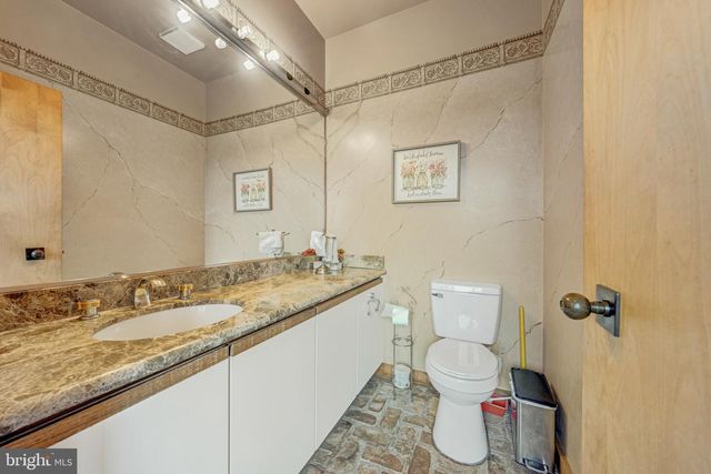 895 FISHERS RD, Toms Brook, VA 22660