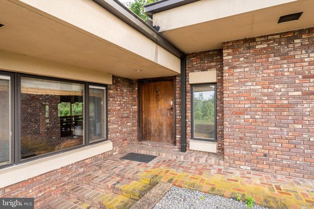 895 FISHERS RD, Toms Brook, VA 22660