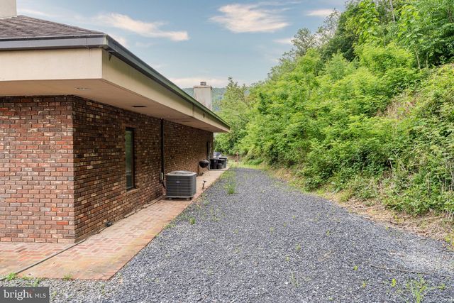 895 FISHERS RD, Toms Brook, VA 22660