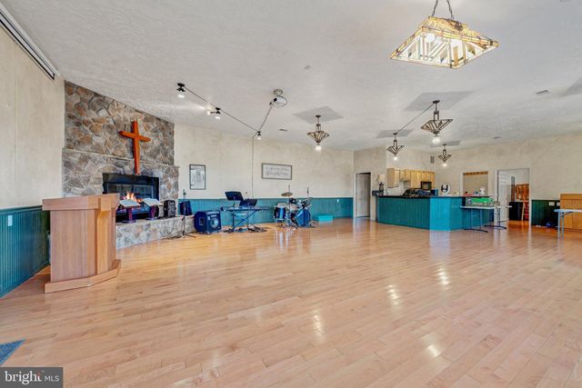 895 FISHERS RD, Toms Brook, VA 22660