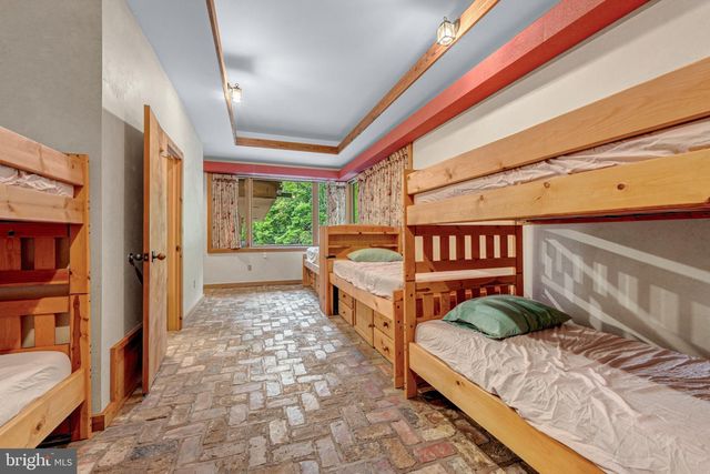 895 FISHERS RD, Toms Brook, VA 22660