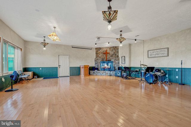 895 FISHERS RD, Toms Brook, VA 22660
