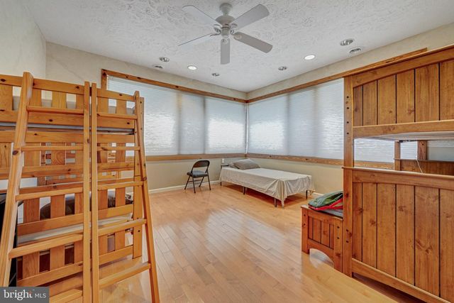 895 FISHERS RD, Toms Brook, VA 22660