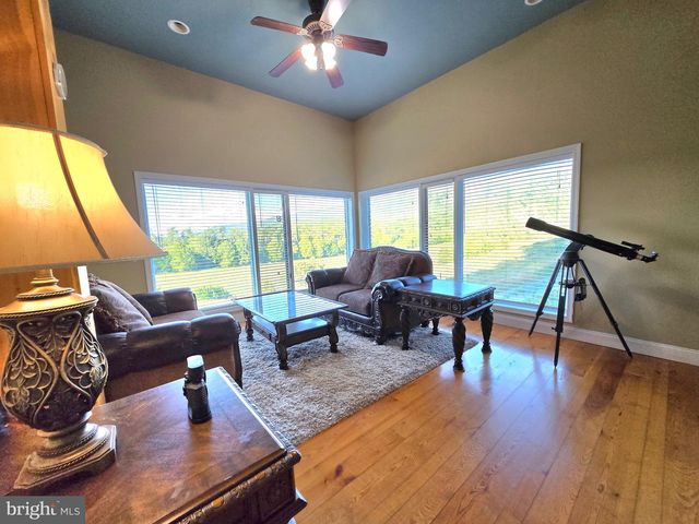 895 FISHERS RD, Toms Brook, VA 22660