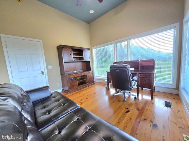 895 FISHERS RD, Toms Brook, VA 22660