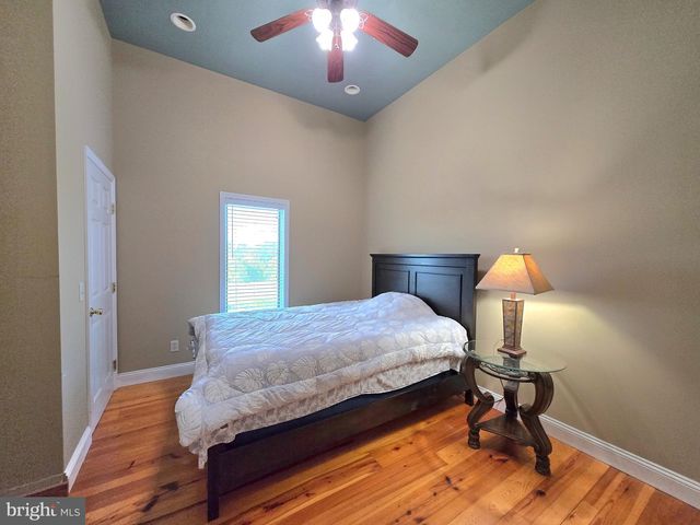 895 FISHERS RD, Toms Brook, VA 22660