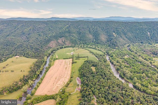 895 FISHERS RD, Toms Brook, VA 22660