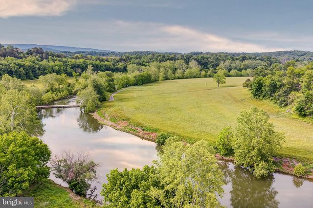 895 FISHERS RD, Toms Brook, VA 22660