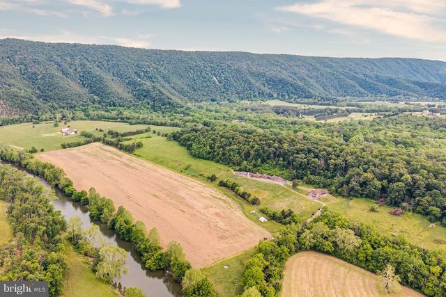 895 FISHERS RD, Toms Brook, VA 22660