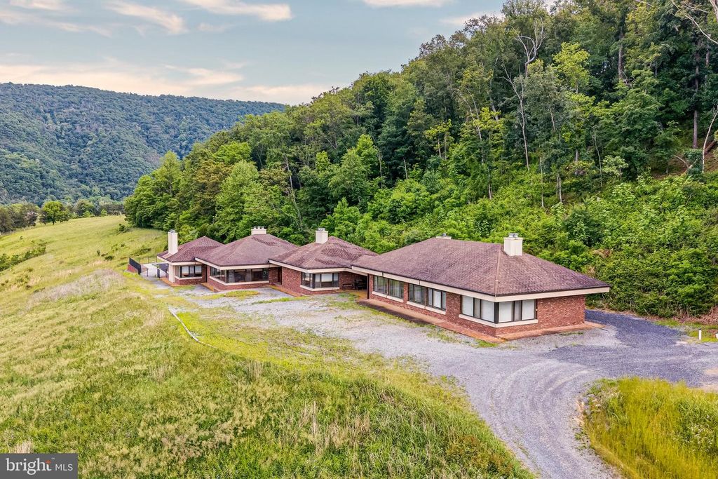 895 FISHERS RD, Toms Brook, VA 22660