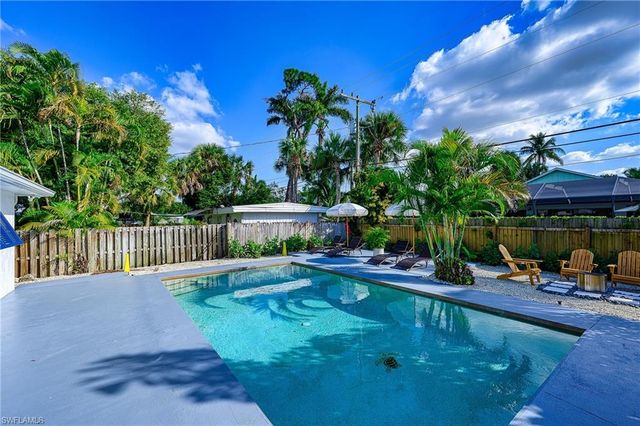 810 103rd AVE N, Naples, FL 34108