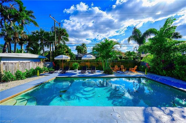 810 103rd AVE N, Naples, FL 34108