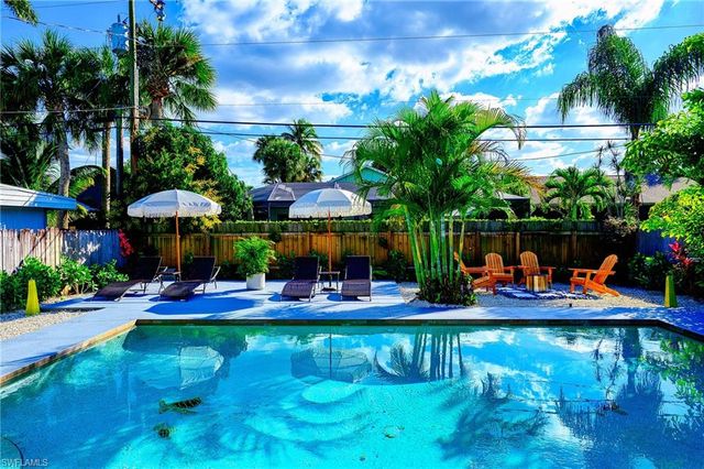 810 103rd AVE N, Naples, FL 34108