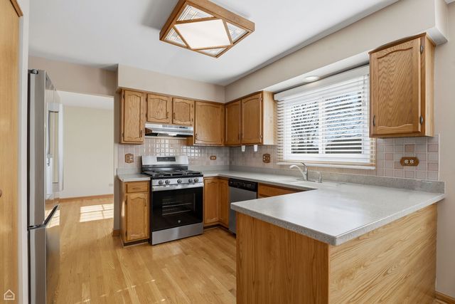 1418 Parkridge Drive, Crystal Lake, IL 60014