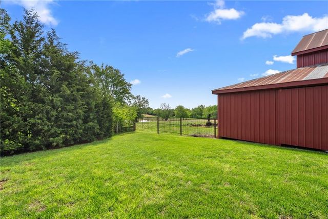 35559 Metcalf Road, Louisburg, KS 66053
