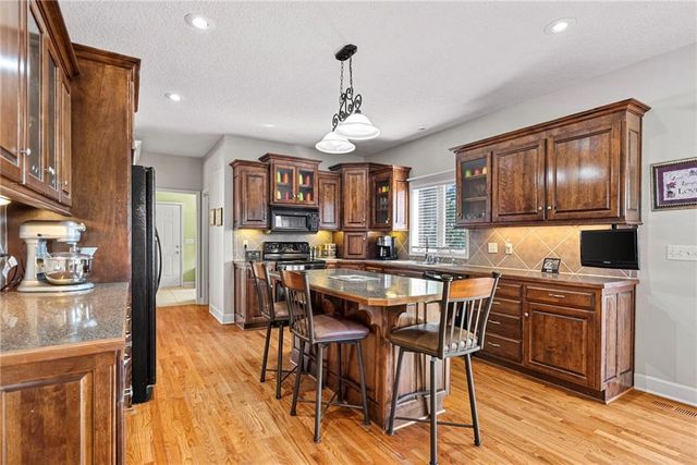 35559 Metcalf Road, Louisburg, KS 66053