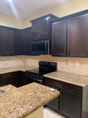 242 SW 7th Court 242, Pompano Beach, FL 33060