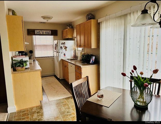 2 Bridle Path Upper, Smithtown, NY 11787