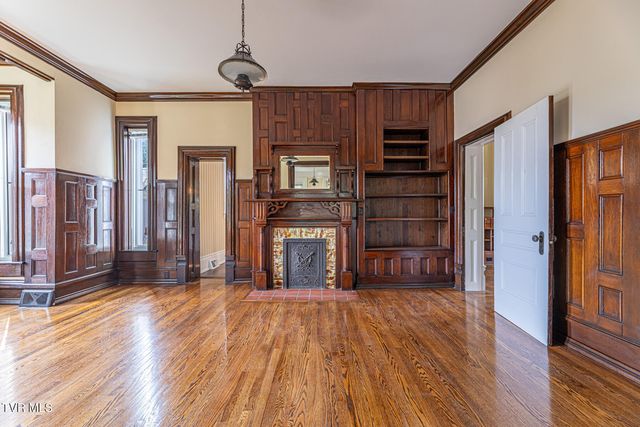 1115 East Unaka Avenue, Johnson City, TN 37601