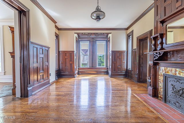 1115 East Unaka Avenue, Johnson City, TN 37601