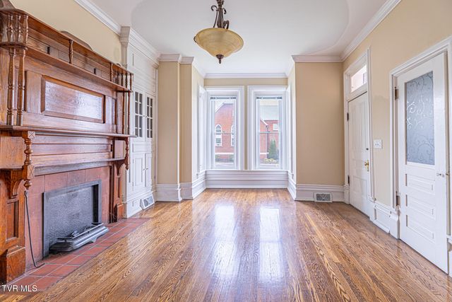 1115 East Unaka Avenue, Johnson City, TN 37601