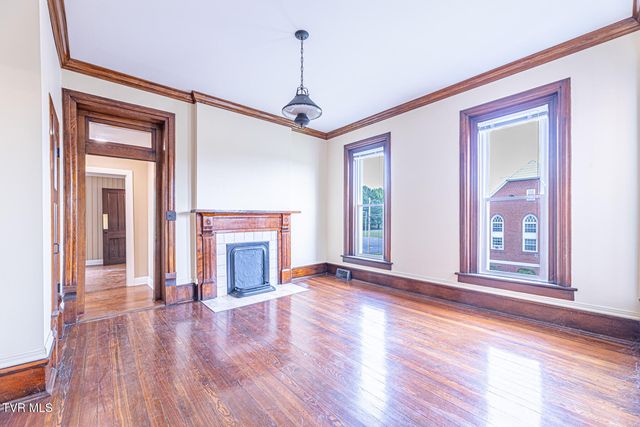 1115 East Unaka Avenue, Johnson City, TN 37601