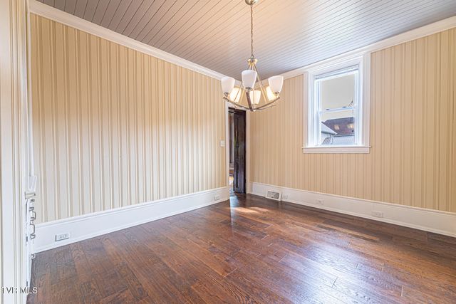 1115 East Unaka Avenue, Johnson City, TN 37601