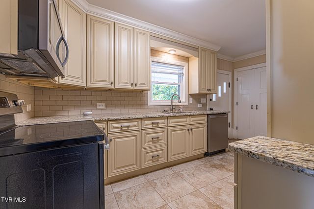 1115 East Unaka Avenue, Johnson City, TN 37601