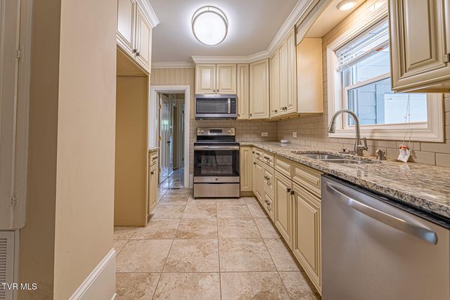 1115 East Unaka Avenue, Johnson City, TN 37601