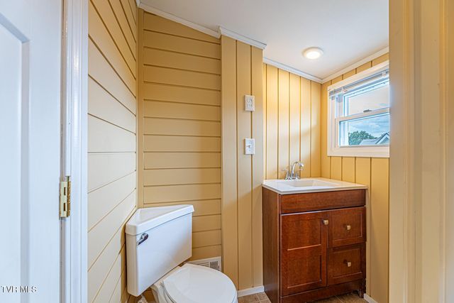 1115 East Unaka Avenue, Johnson City, TN 37601