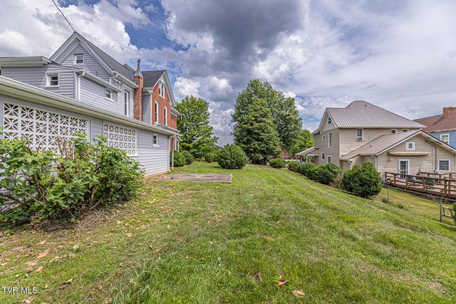 1115 East Unaka Avenue, Johnson City, TN 37601