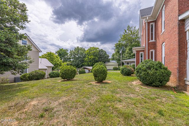 1115 East Unaka Avenue, Johnson City, TN 37601