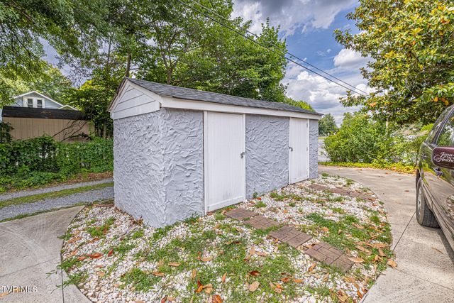 1115 East Unaka Avenue, Johnson City, TN 37601