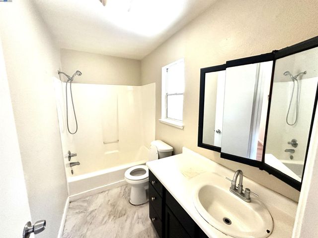 10538 Creekside Cir, Oakland, CA 94603