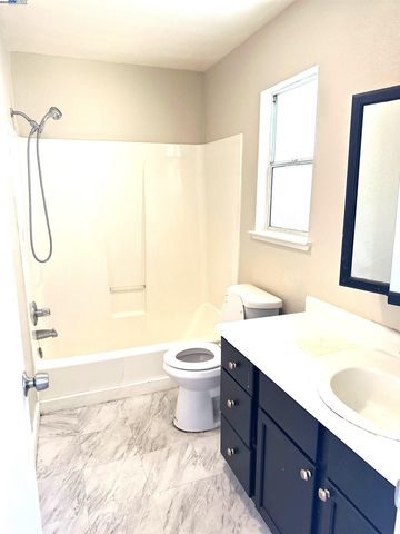 10538 Creekside Cir, Oakland, CA 94603