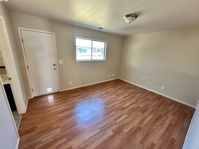 10538 Creekside Cir, Oakland, CA 94603