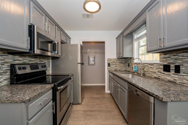 7060 Heather Oaks Dr, Pensacola, FL 32506