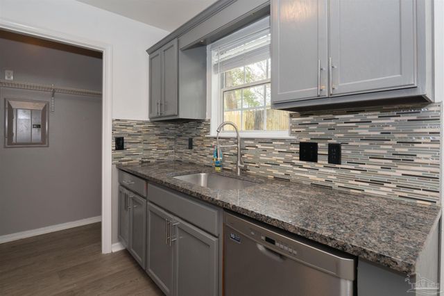 7060 Heather Oaks Dr, Pensacola, FL 32506