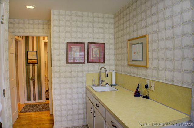 6642 S Jamestown Avenue, Tulsa, OK 74136