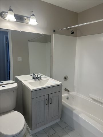 3 Admiralty Drive B-5, Middletown, RI 02842