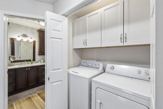 811 Burr Oaks Drive 1106, West Des Moines, IA 50266