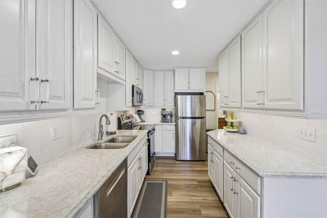 811 Burr Oaks Drive 1106, West Des Moines, IA 50266